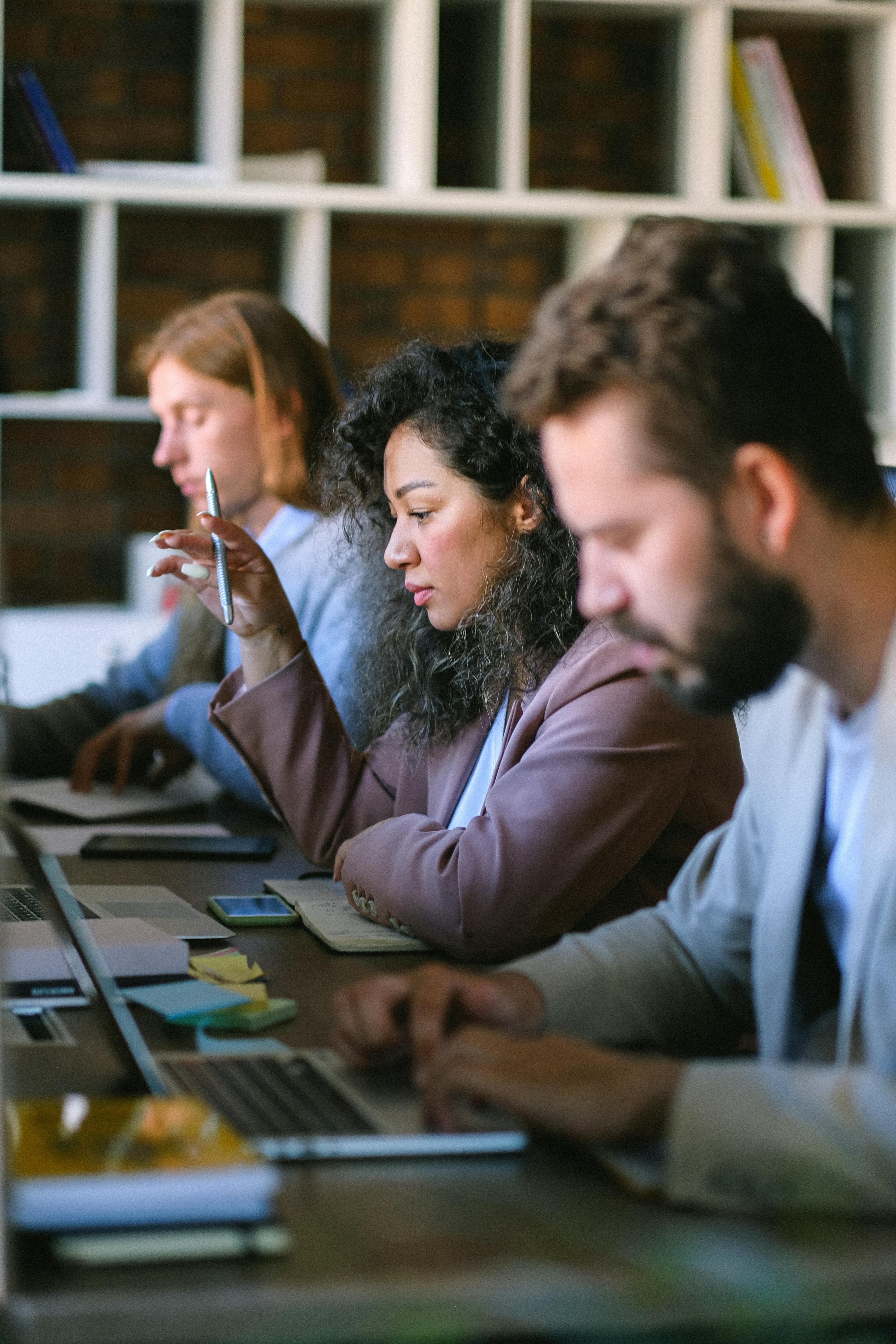 Equipo profesional de Viabitat trabajando en bienes raíces